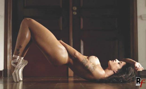 Aline Riscado pelada na Playboy mostrando a buceta